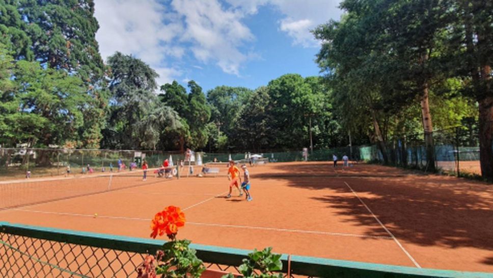 Шампион на България по тенис води летен лагер за деца на Националния ОББ тенис център