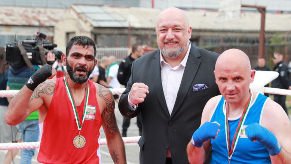 Кралев гледа бокс в затвора