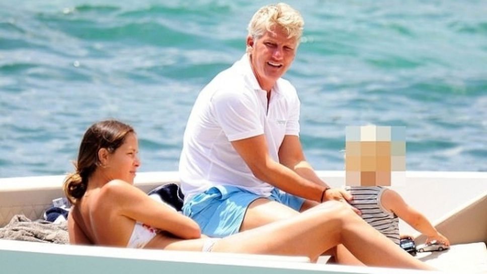 Ана Иванович омая папараците край Майорка (снимки)