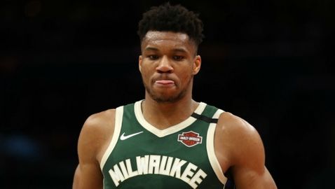 Вандали обезобразиха графити на Янис Адетокумбо с нацистки символи (снимка)