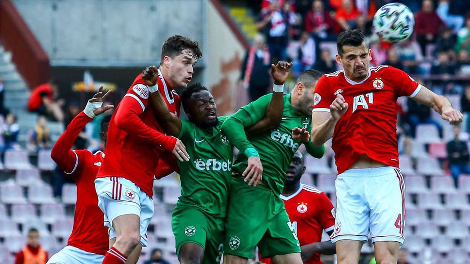 Дамбраускас и Любо Пенев застават пред медиите