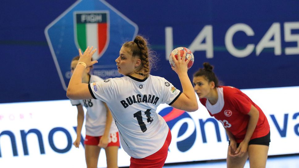 Хандбалистките до 19 години ще играят за 5/6-о място на еврошампионата в Киети