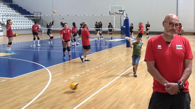 Момичетата бяха разделени на четири отбора под ръководството на четирима