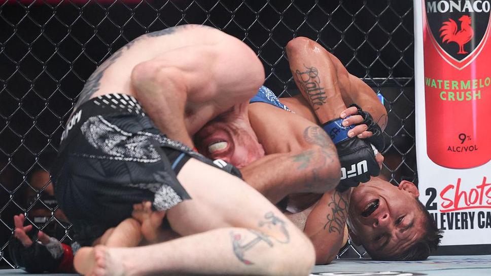 Кори Сандхаген показа контузията, която получи на UFC 329