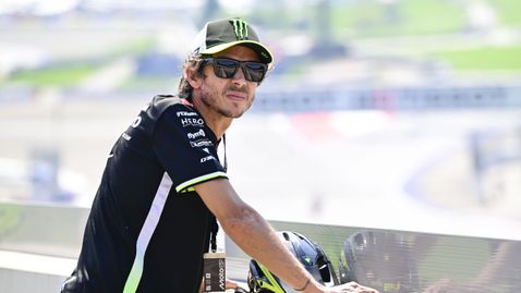  Защо Валентино Роси носи друга екипировка от тази на личния си тим 