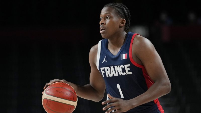 Франк Нтиликина ще играе за Далас Маверикс