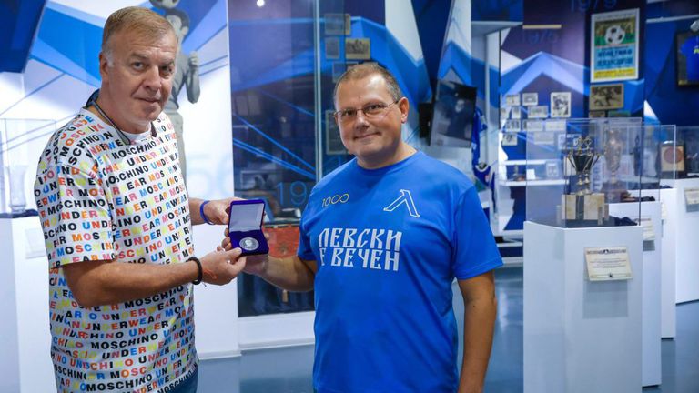 Мажоритарният собственик на ПФК Левски – Наско Сираков връчи лично