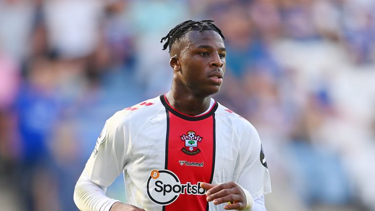 Защитникът на Саутхамптън Армел Бела Котчап получи първата си повиквателна