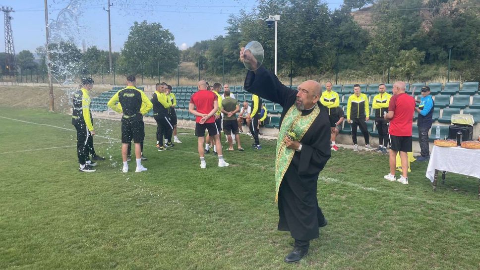 Спортист 1959 започна с разгромна победа новия сезон в  А