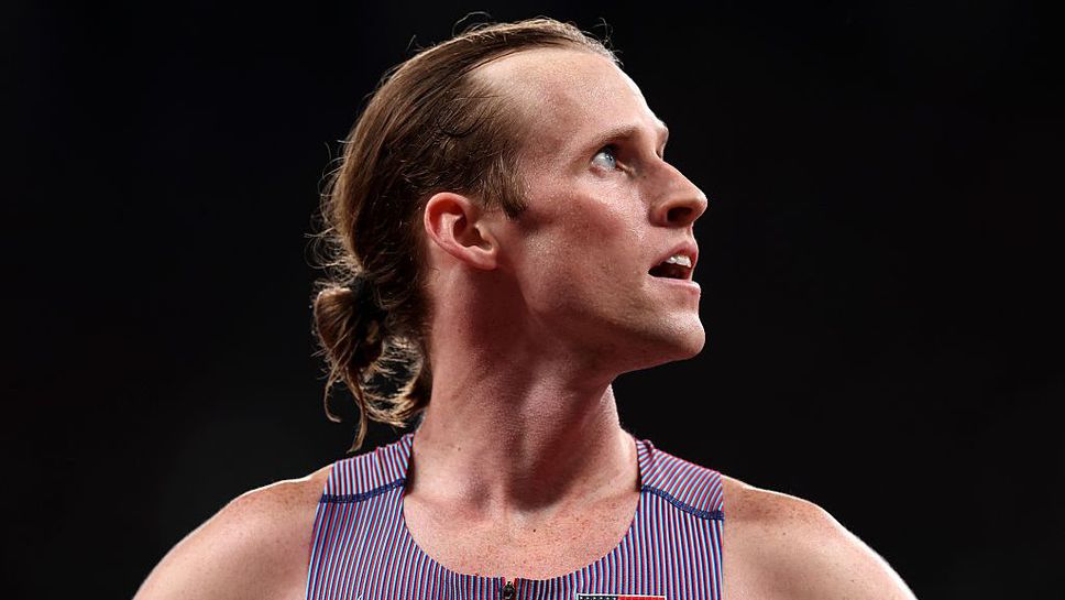 Коул Хокър беше дисквалифициран от финала на 1500 метра на