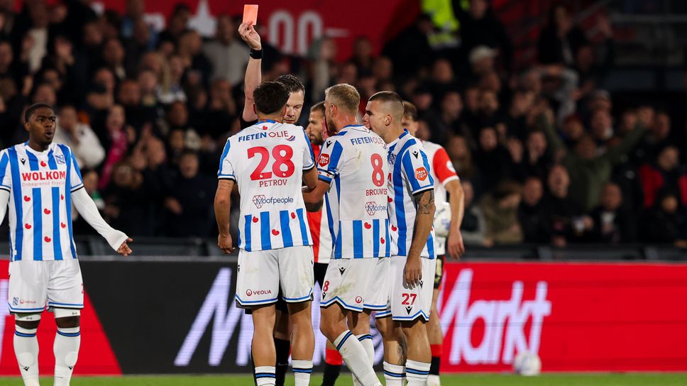 Български национал получи леко наказание за свой спорен червен картон в Ередивизи