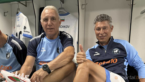  Ицо и Краси с бутонки с българското знаме 