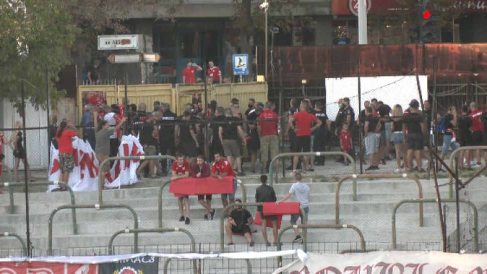 Агитката на "червените" на стадион "Тича"