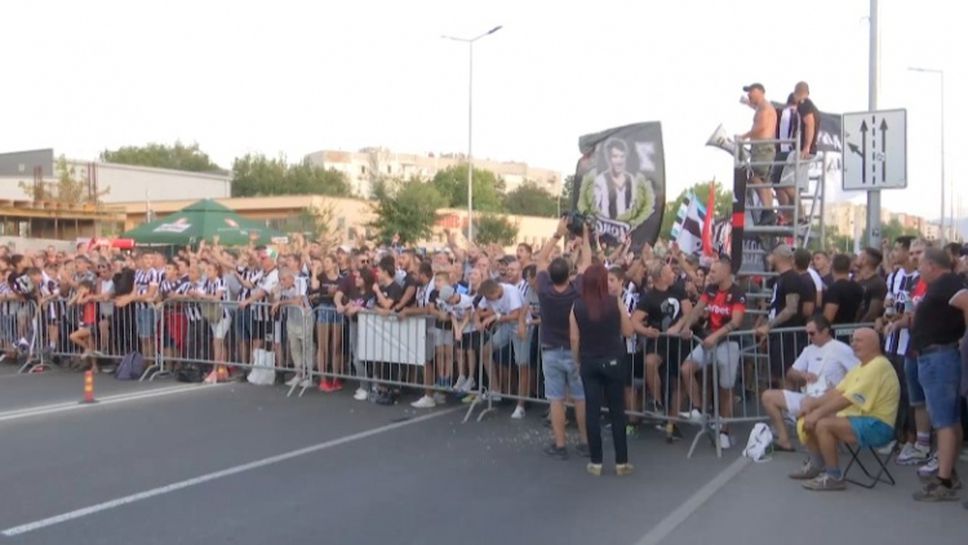 Феновете на Локо подкрепят любимците си пред стадион "Локомотив"