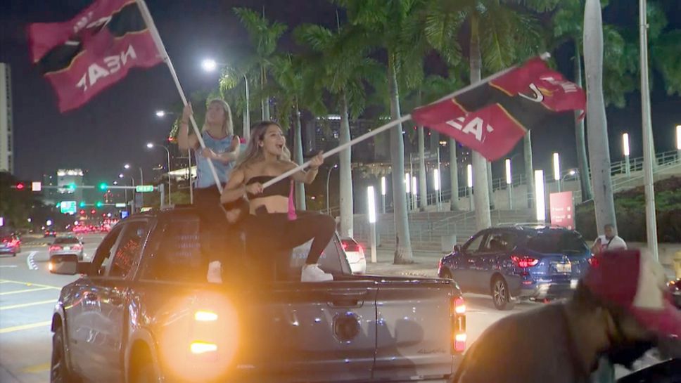 Феновете на Маями празнуват с фойерверки и тигани
