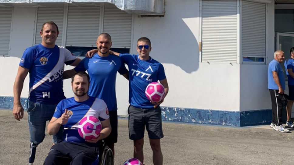 Разиграват на благотворителен търг 15 топки с автографи на футболистите на Левски