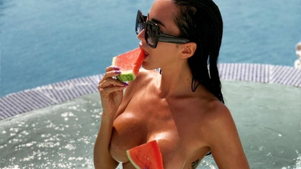 Бивша футболна съпруга скочи на последовател в социалните мрежи заради сина си