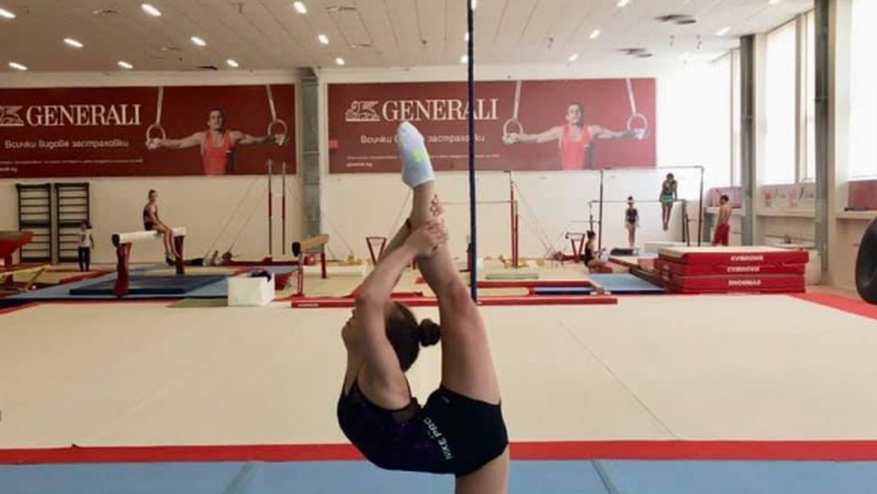 Наша националка тренира с чудото в спортната гимнастика Симон Байлс