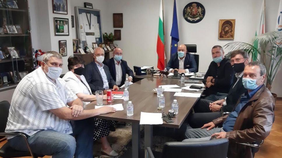 Министър Кралев и представители на спортни федерации обсъдиха мерките за допускане на публика на закрито