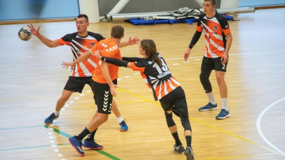 Младите хандбалисти на Локомотив (Мездра) оказаха сериозен отпор на бронзовия медалист Осъм (Ловеч)