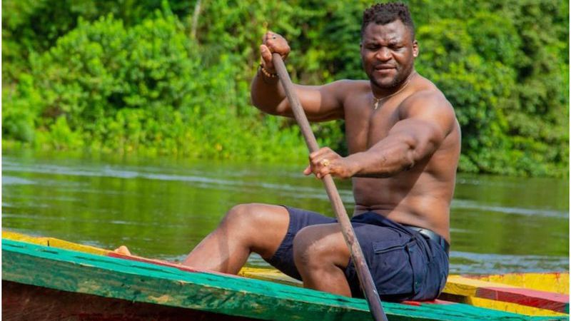 Франсис Нгану влиза в борчове, за да тренира