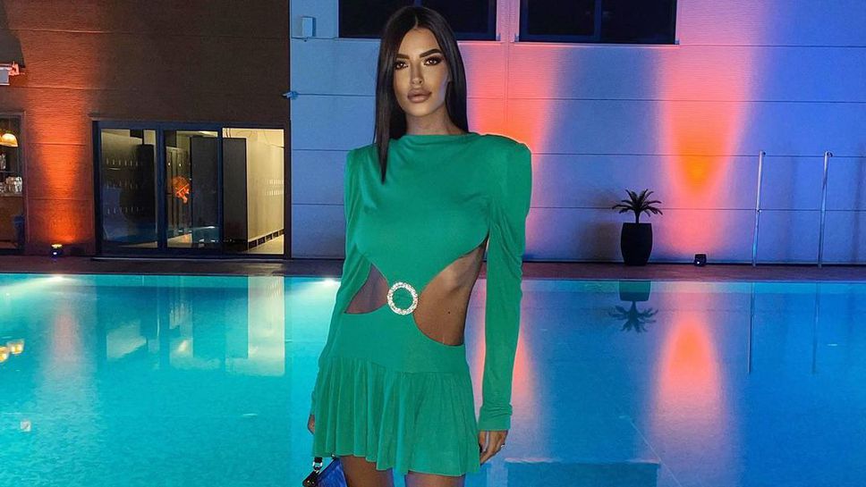 Футболна съпруга разсейва мъжете с голямо деколте