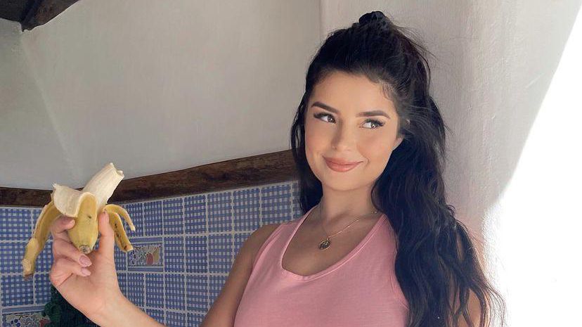 Деми Роуз спира дъха със сочно дупе