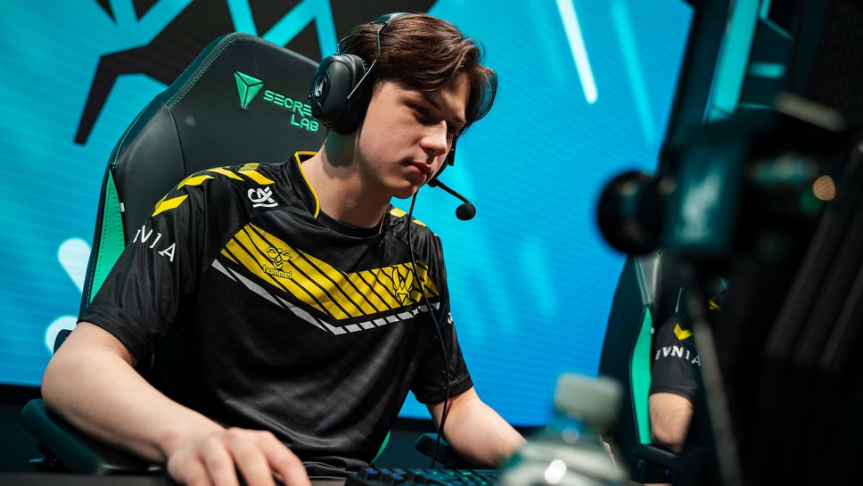 Daglas продължава във Vitality