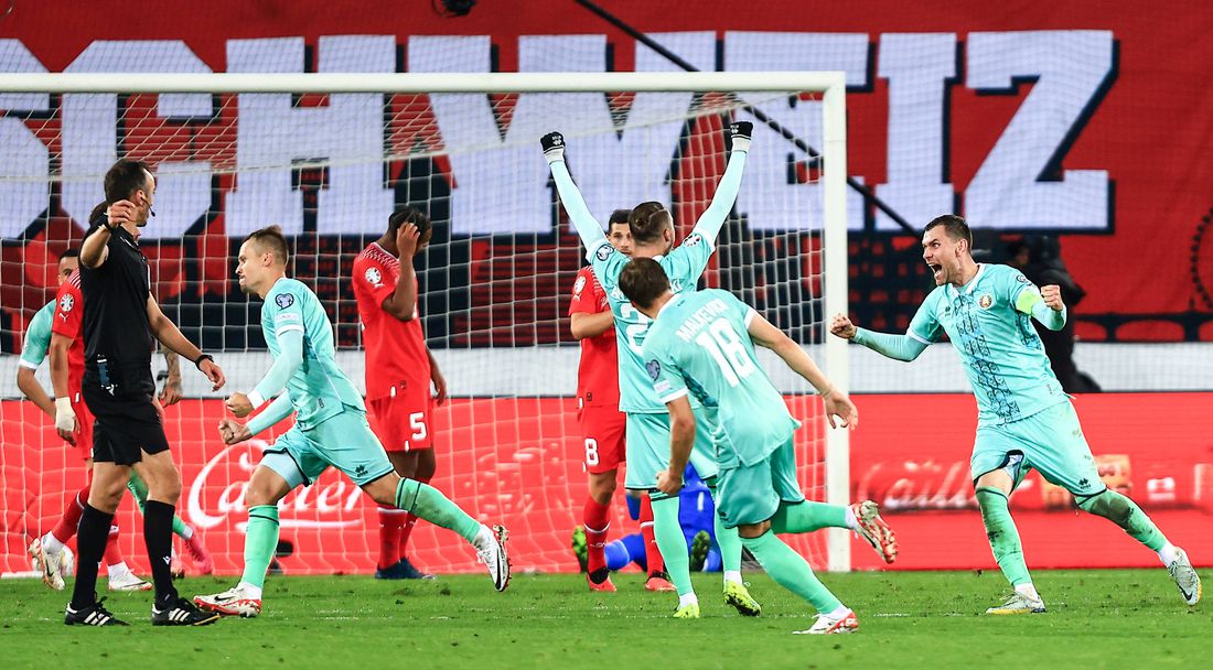Два гола в края спасиха Швейцария от издънка в драматичен двубой