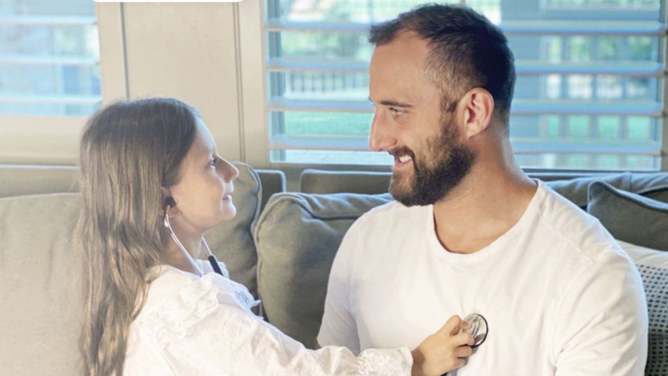 Капитанът на Чикаго Блекхоукс си взе отпуск по семейни причини