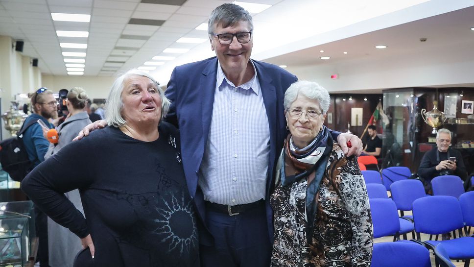 Две от състезателките спечелили сребърни медали с националния отбор на