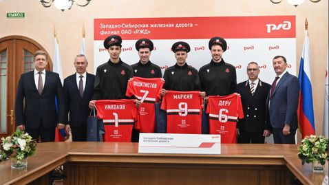 Мони Николов нахлупи железничарска фуражка в Новосибирск