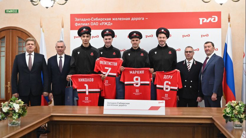 Мони Николов нахлупи железничарска фуражка в Новосибирск