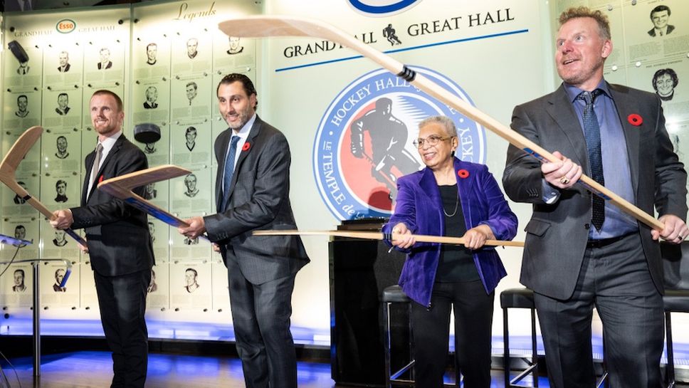 Братята Седин, Роберто Луонго и Даниел Алфредсон в "Хокейната зала на славата"