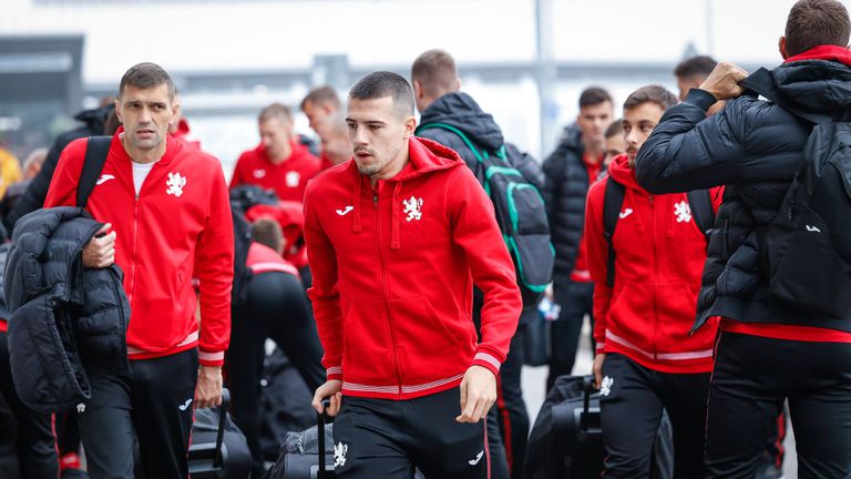 Българските футболни национали кацнаха в Ларнака след двучасов полет от