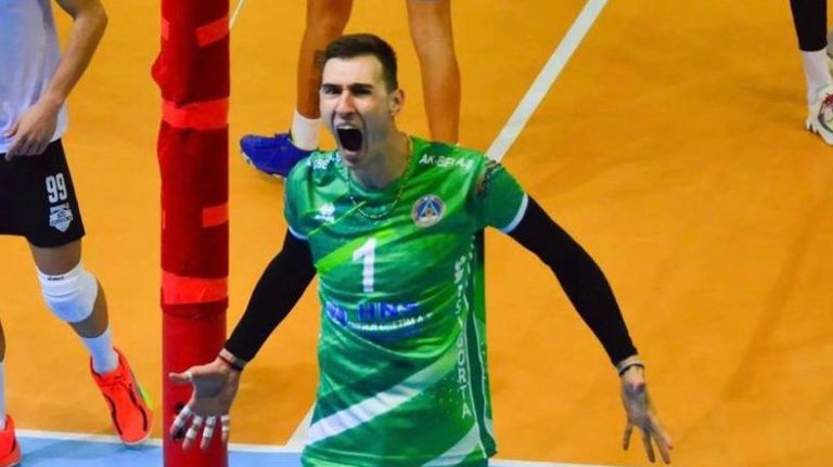 Волейболистът на Марек Юнион Ивкони Дупница  Цветелин Цветанов и тимът на Аккуш Беледийе