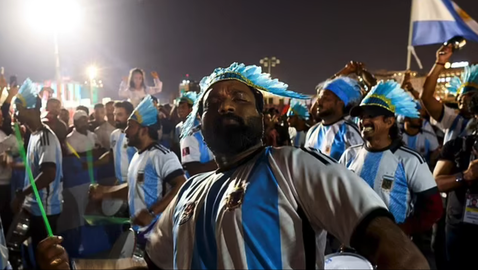  Истински ли са тези почитатели? Странни видеа се появиха в Катар 