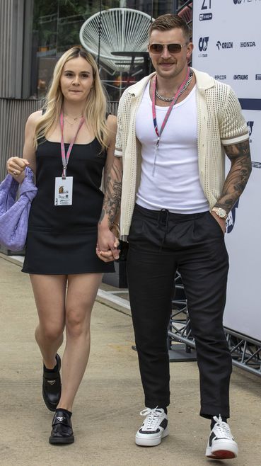 Арестуваха брата на Адам Пийти след заплахи по време на ергенското му парти