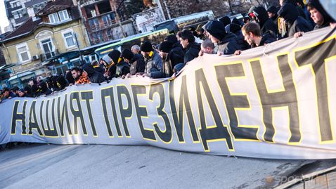 Хора от четири политически партии дойдоха на "Колежа"