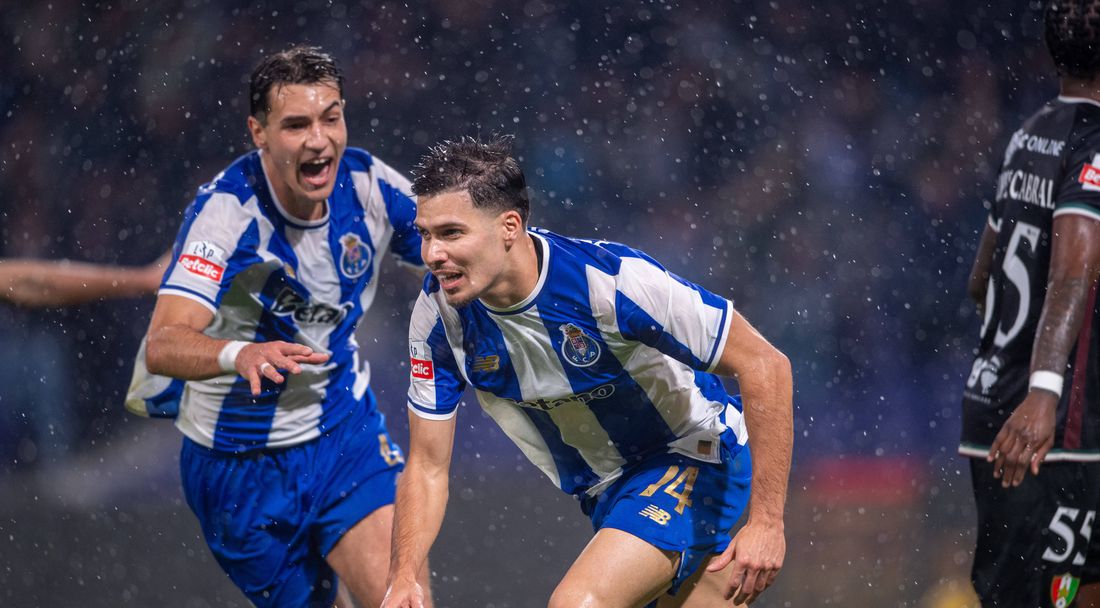 Чернев изгледа от пейката загуба на Ещрела от лидера