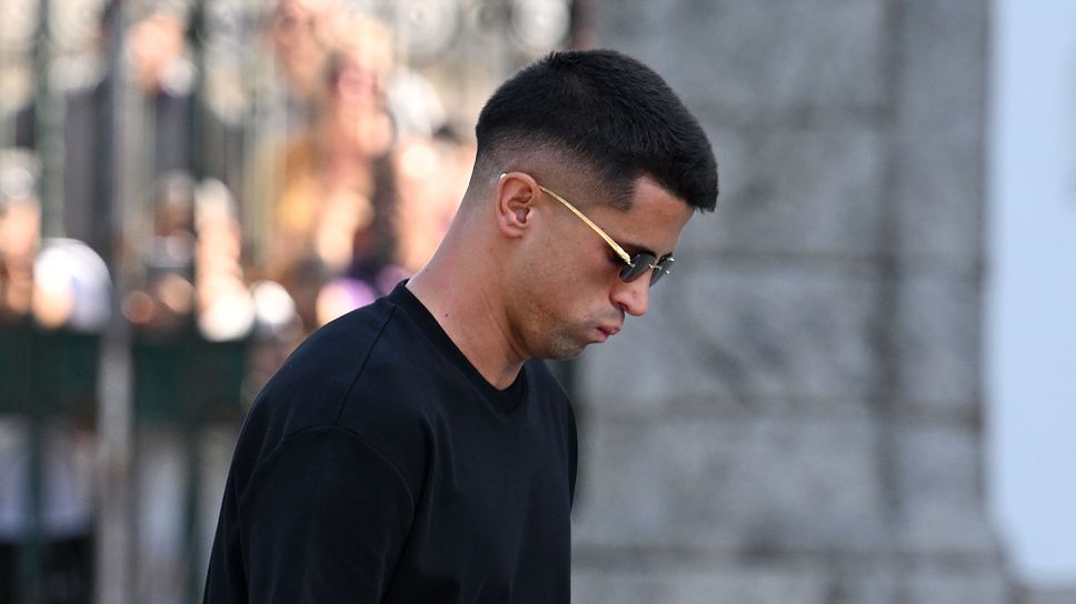 Видео как футболистът Жоао Кансело изпуска нервите си по време