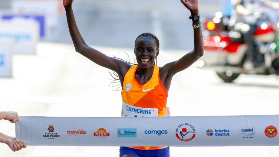 Кенийските атлети Виталис Кибивот и Ребека Тануй издигнаха флага на