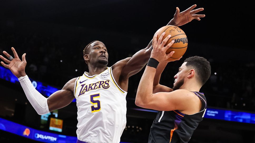 Центърът на Лос Анджелис Лейкърс Диандре Ейтън записа името си