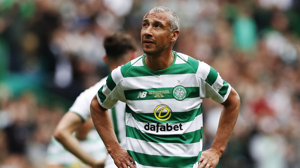 Хенрик Ларсон стои пред тревната площ където за първи път