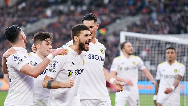  Лийдс спря серията на Уест Хам в представление с пет гола 