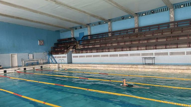 Ремонтират тавана на басейна във Враца, след като мазилка от него падна по време на състезание