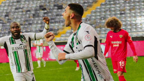 Здравко Димитров вкара гол за Сакарияспор, но тимът му падна тежко за Купата на Турция