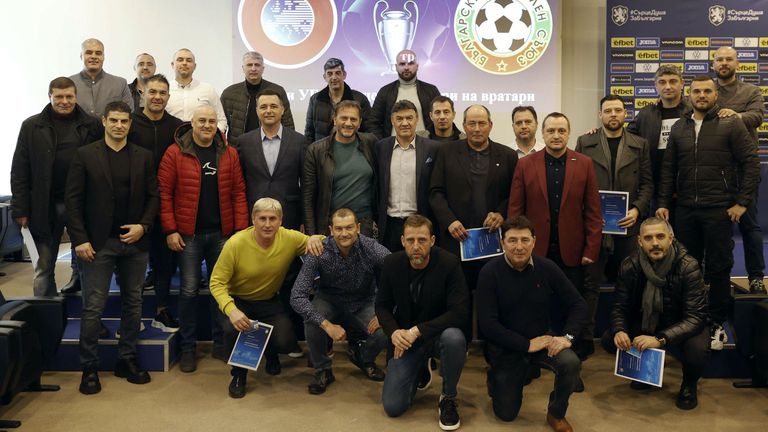  Боби Михайлов връчи дипломи на треньори от efbet и Втора лига 