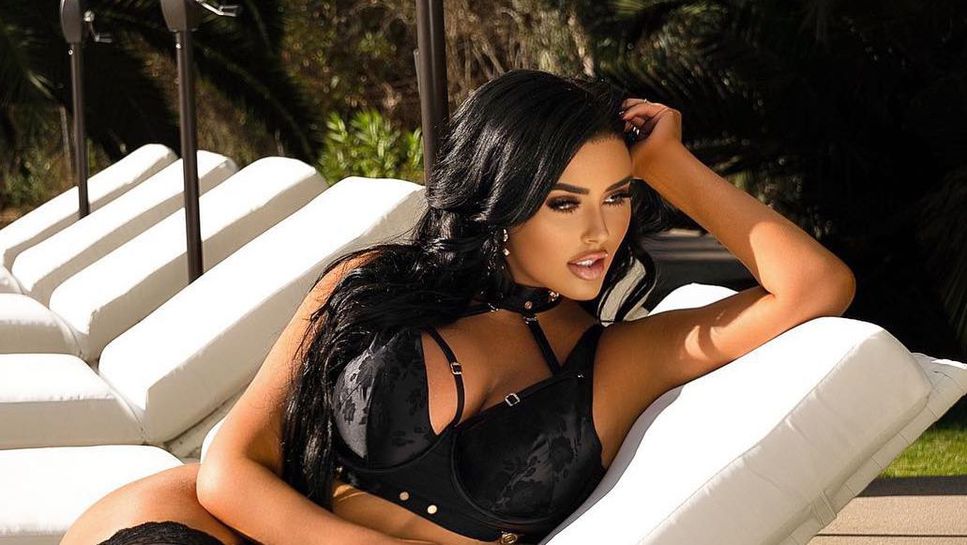 Баскетболна фенка се съблече за юбилея си