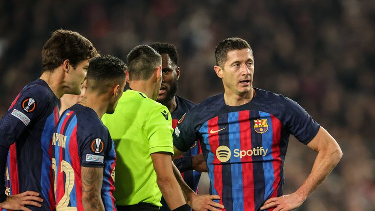 Голмайсторът на Барселона Роберт Левандовски обърна внимание че феновете може